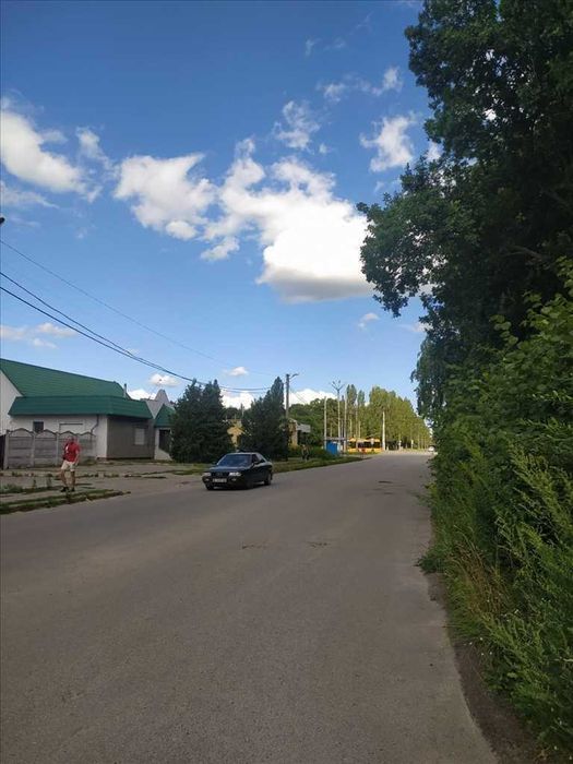 Велика ділянка біля зупинки транспорту на ГРЛ