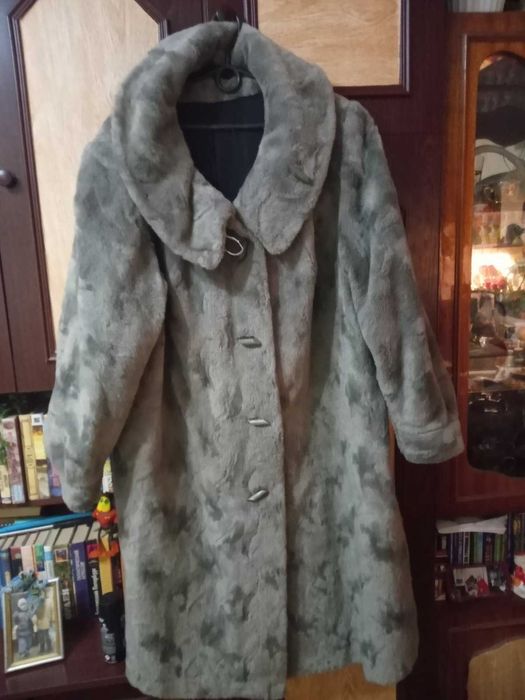 Женская шуба большого размера.