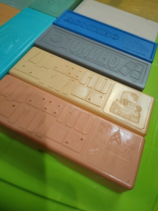 Карболитовые и пластиковые наборы домино советского производства.