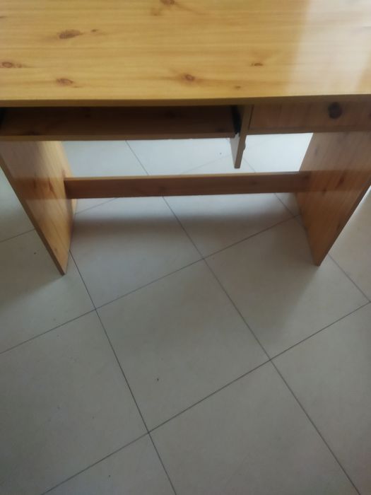 Secretária em castanho claro