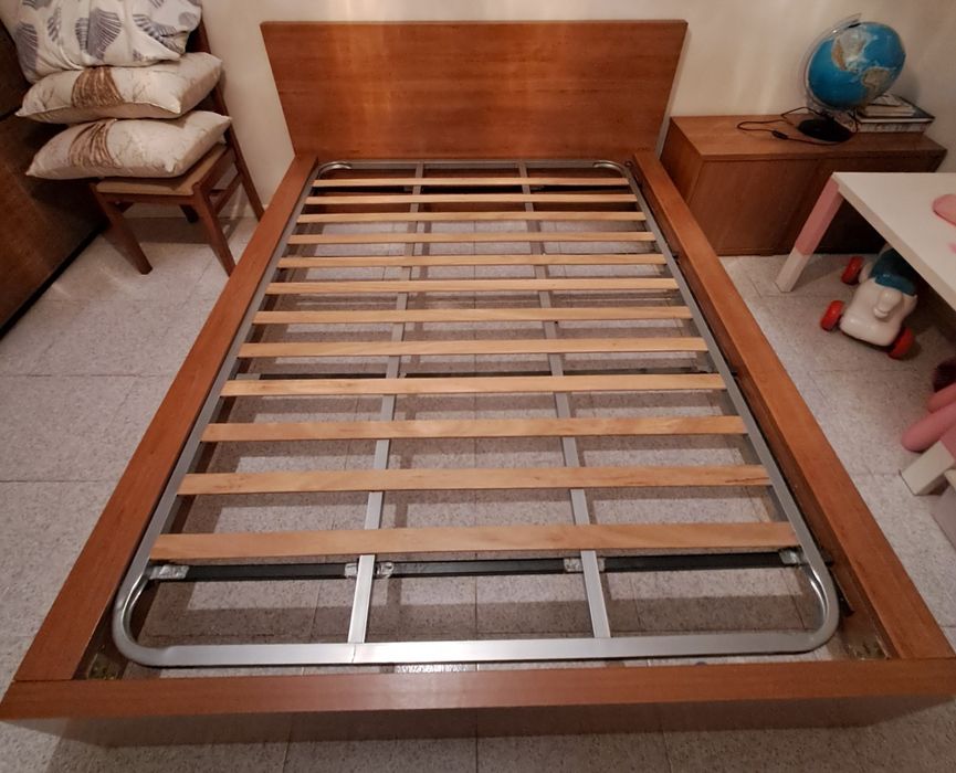 Cama em madeira maciça