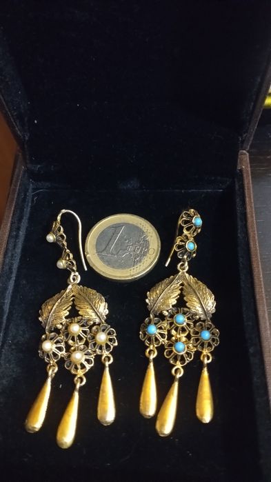 Brincos vintage em prata contrastada.