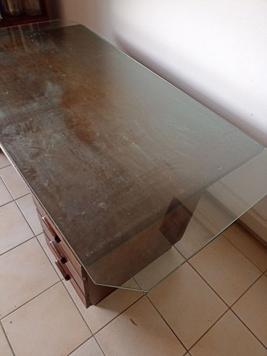 Secretaria de madeira antiga com tampo de vidro