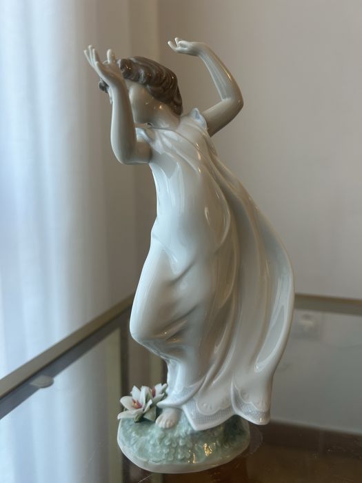 Lladró “Lily, symbol of purity”