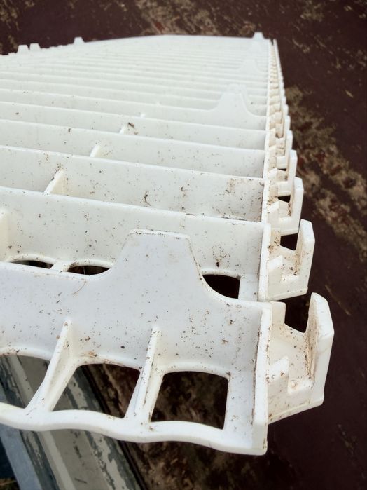 Ruszt podłogowy dla gołębi lub drobiu o wym 111x58,5 w kolorze białym