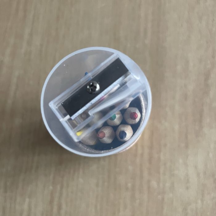 Nowe mini kredki 12 sztuk + temperówka