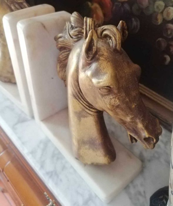 Antigo cerra livros em mármore "Cavalos" pintados à mão