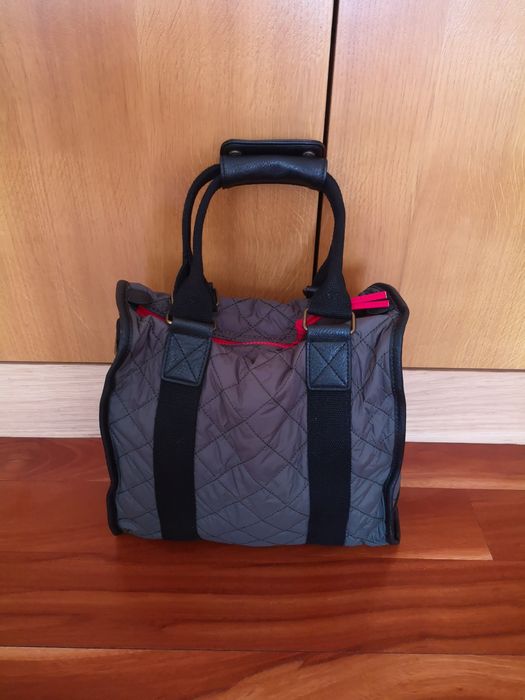 Mala Pepe Jeans em verde tropa com detalhes em vermelho