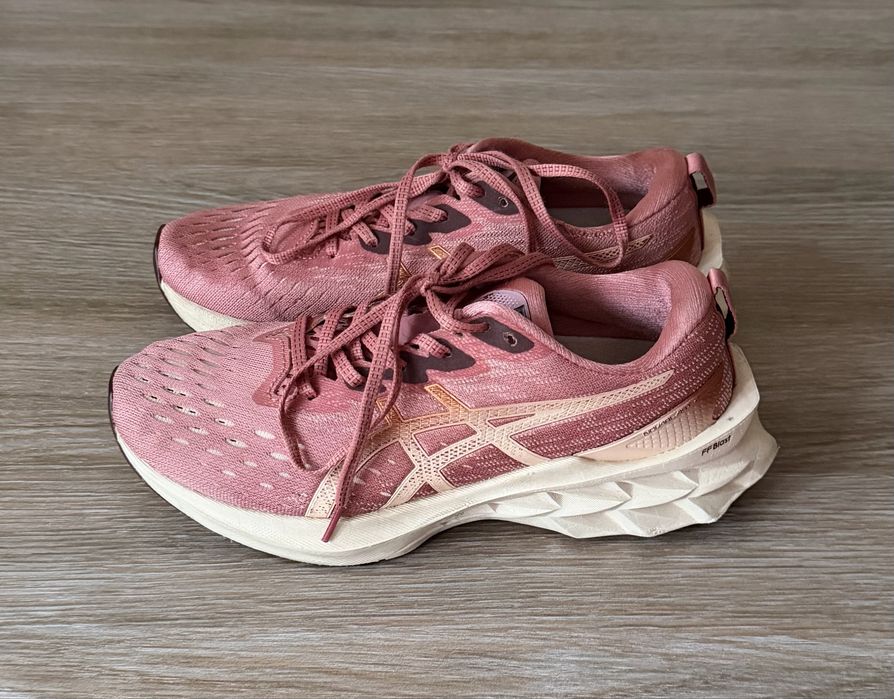 Кроссовки  asics Novablast 2 p 40.5 оригинал