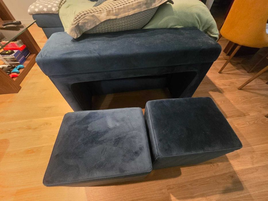 Sofá com chaise long e baús