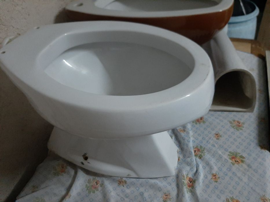 Bidés e coluna de lavatório