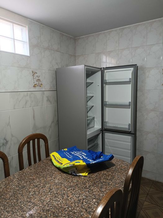 Casa para alugar com três quartos e cozinha equipada e sala mobilada.