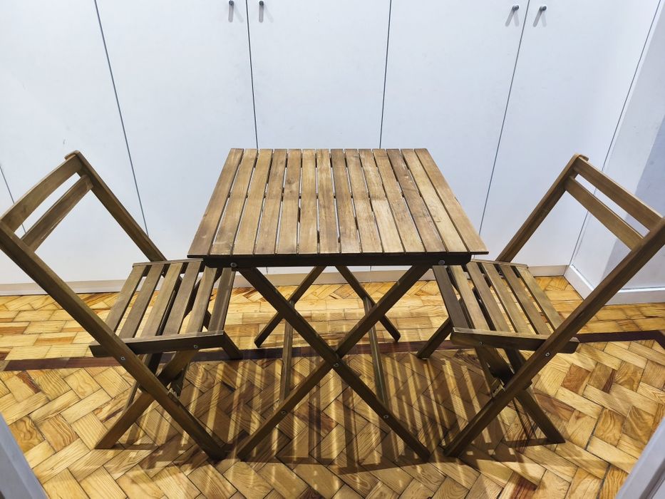 Vendo mesa de madeira com 2 cadeiras