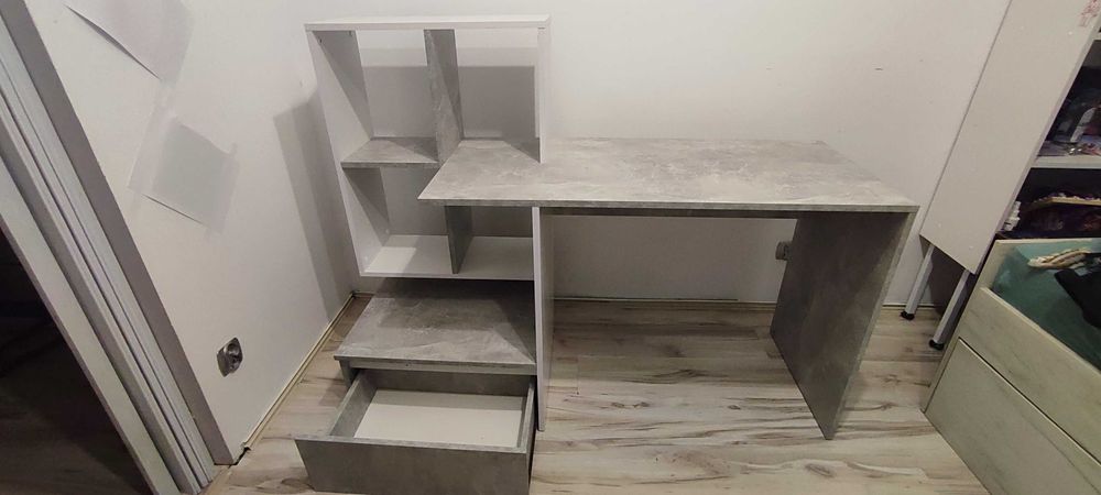 Biurko z półkami i szufladą dolną.