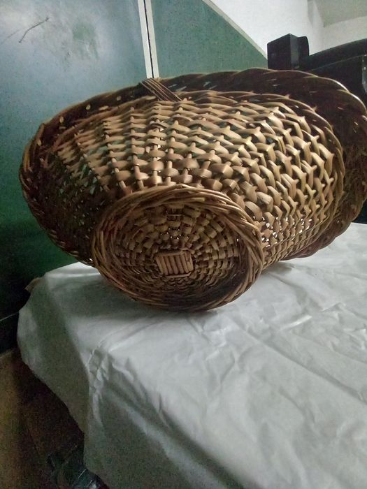 Cesta em vime antiga