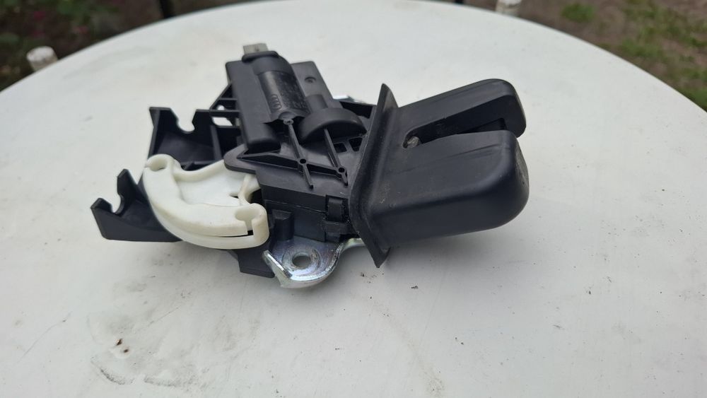 Zamek klapa tył bagażnik vw passat B7 vw passat cc lift oryginał stan bardzo dobry