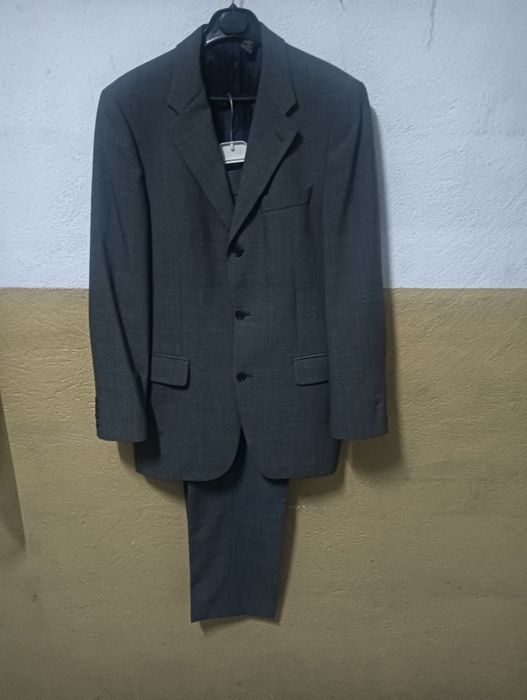 Fato de homem em cinza  medio de meia estação