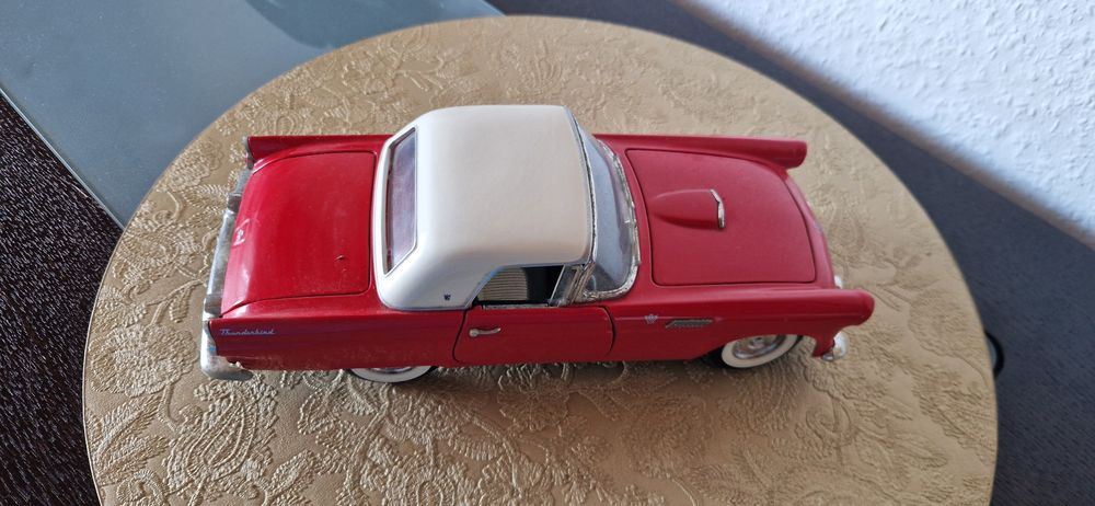 Ford Thunderbird 1962 – model kolekcjonerski 1:24 Welly / metal