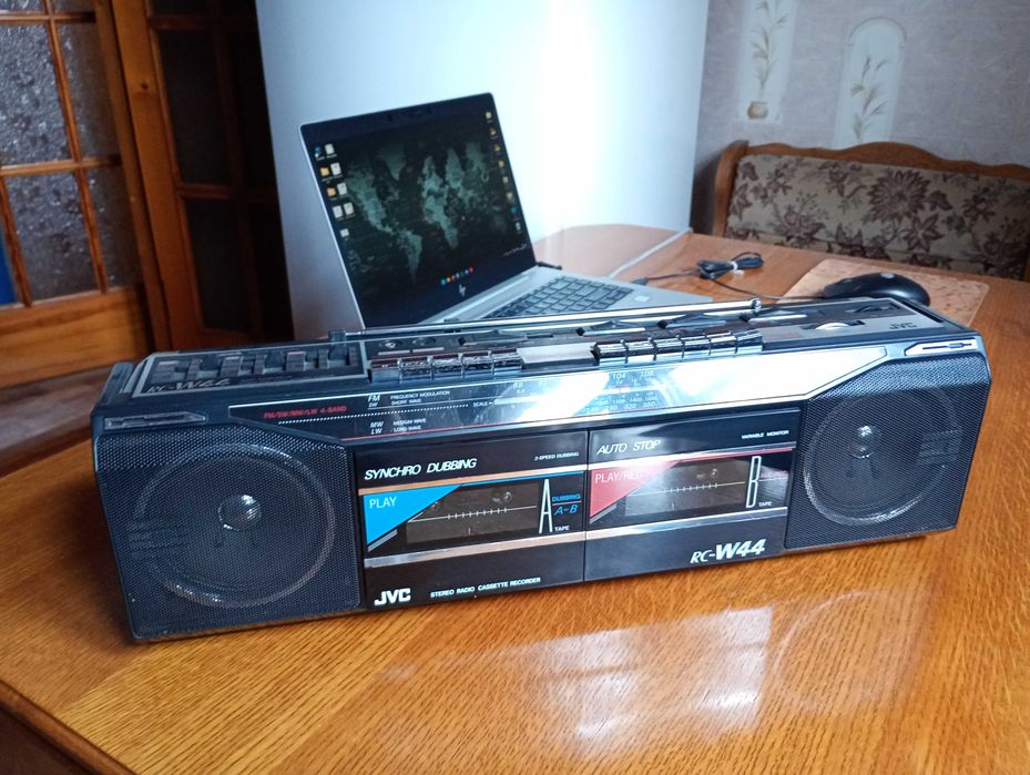 Продам магнитолу  JVC RC-W44