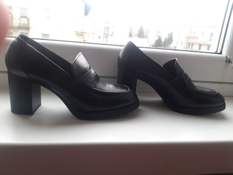Nowe półbuty Lasocki rozm. 39