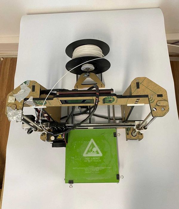 Impressora 3D FDM com mesa aquecida e filamento