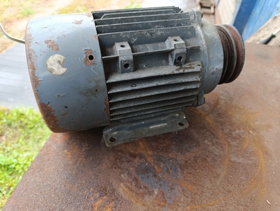 Електродвигун з регулюємим шківом