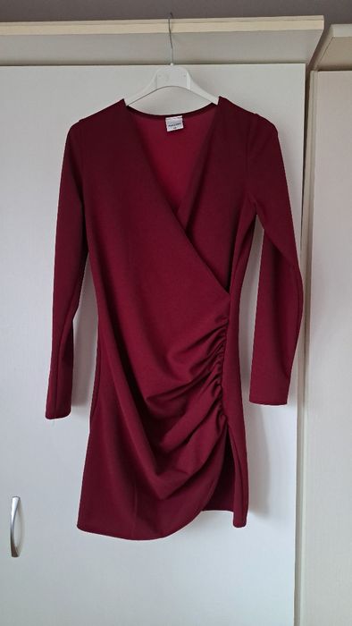 Burgundowa sukienka