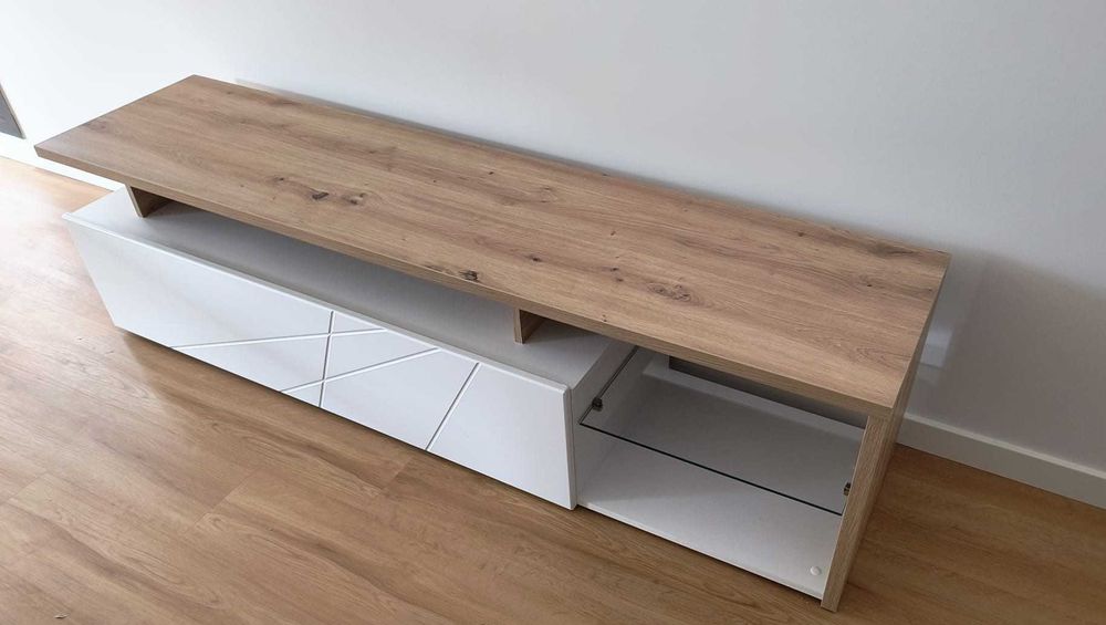 Móvel TV Design Moderno com Prateleira em Vidro – Novo