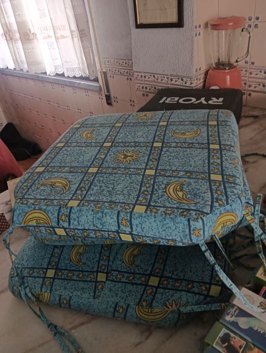 Mesa de cozinha e cadeiras