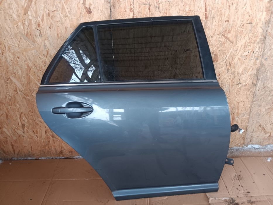 Toyota Avensis t25 kombi drzwi prawy tył tylnie tylne kompletne KPL