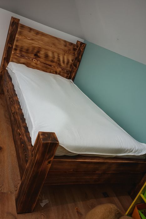 Łóżko sosnowe opalane 200×90 – lite drewno, styl loft / rustykalny