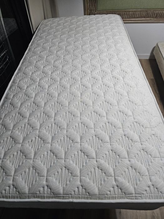 Vendo base cama e colchão