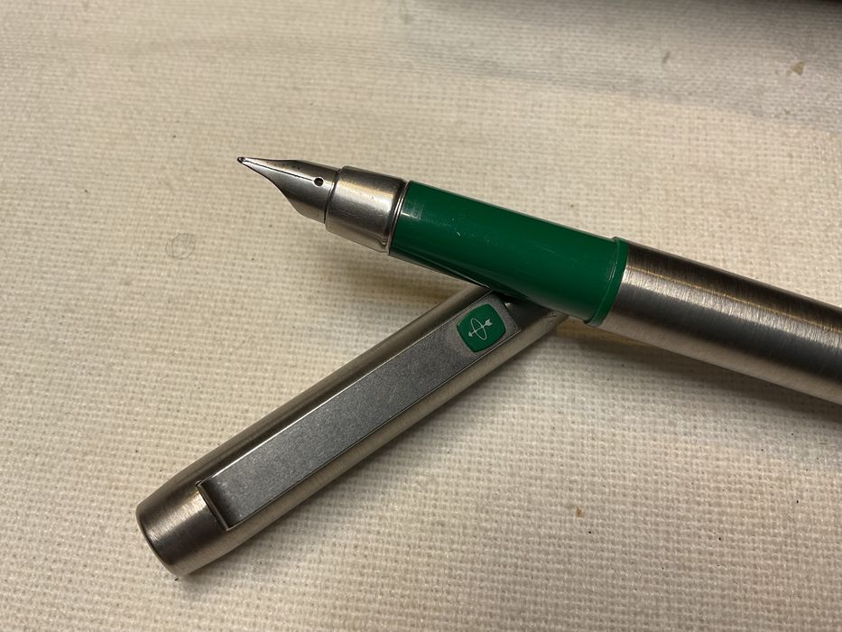 Caneta tinteiro Parker 25 em aço e cor verde