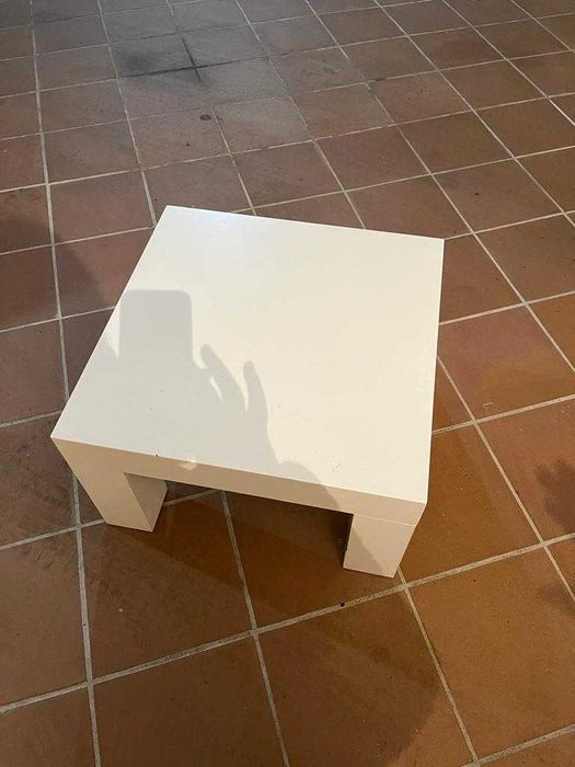 Mesa de centro de madeira de castanho lacada a branco. - 60,00 Euros