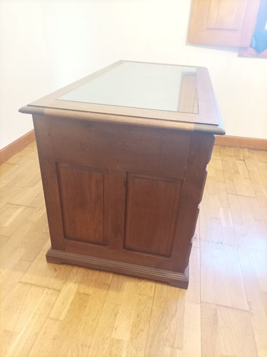 Secretária clássica em madeira de castanho