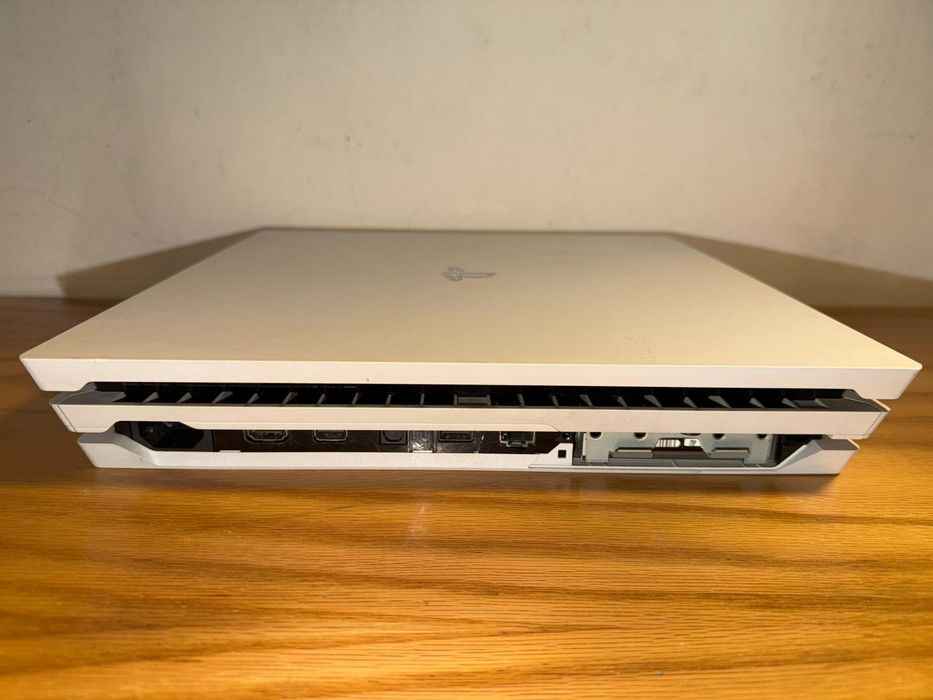 PS4 pro 1tb com dois comandos