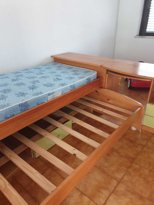 Cama dupla com secretária