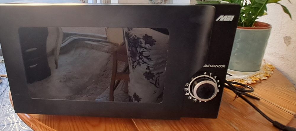 Microondas MEI (modelo MW 1828 P).