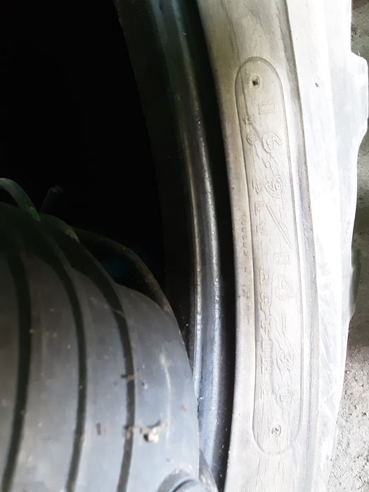 Vende peneus tractopelle fermec peneus usados