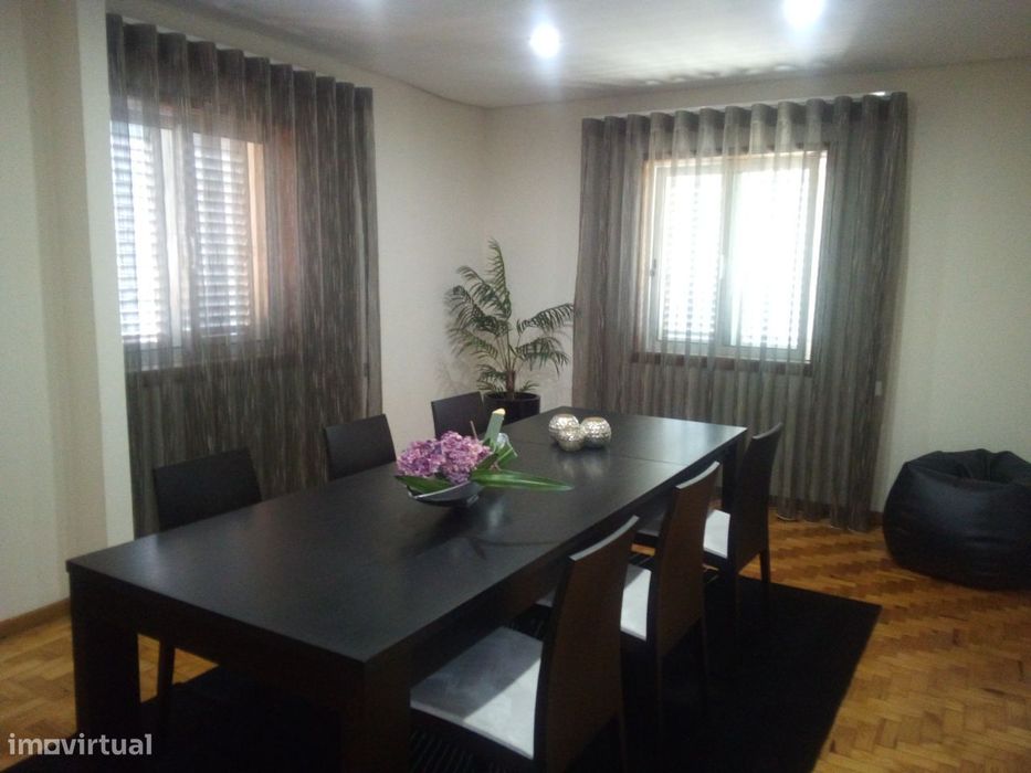 Oportunidade de negócio - Moradia com comércio em S. João da Madeira