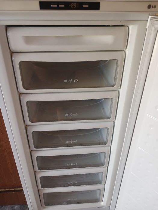 Продам морозильную камеру  LG