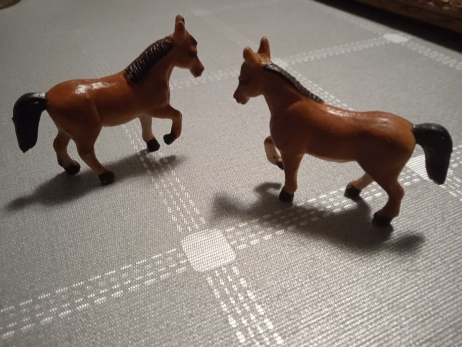Продам  пару  веселых лошадок