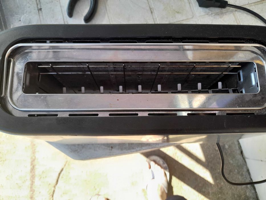 electric toaster like new, very little used.64172194268289122