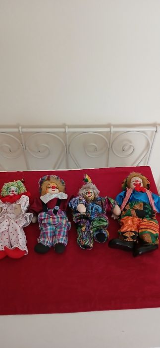 Quatro palhaços decorativos