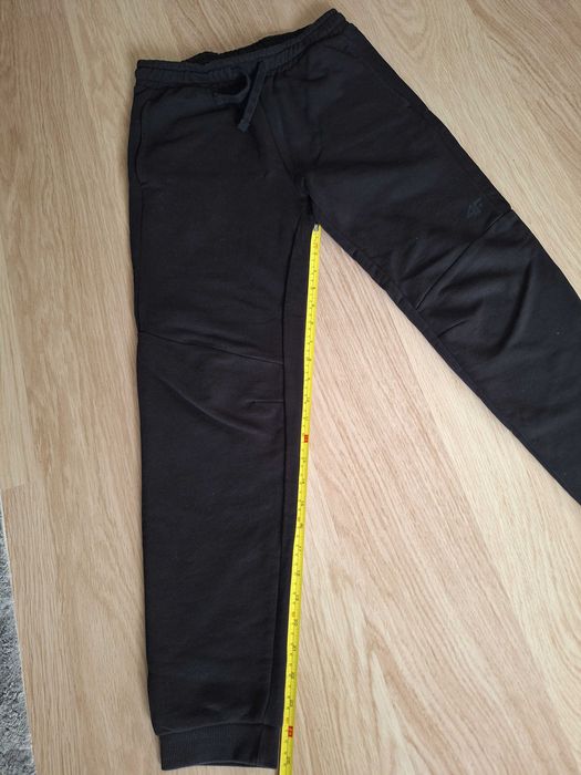 Spodnie 4 F w rozmiarze 158cm