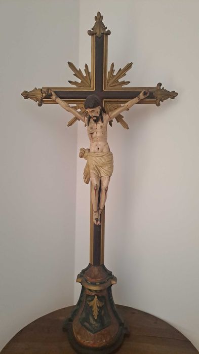 Crucifixo em madeira pintada e dourada séc. XVIII