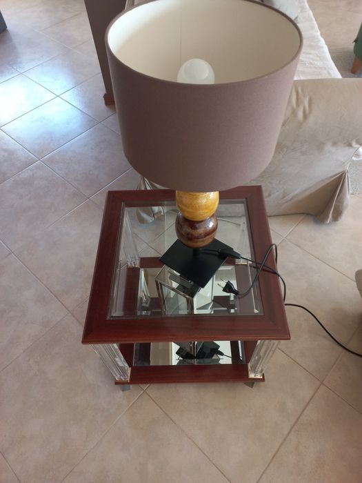 Mesa de apoio em madeira e acrílico  com vidro