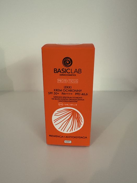 Lekki Krem Ochronny SPF oraz napinajce serum od polskiej marki premium BasicLab