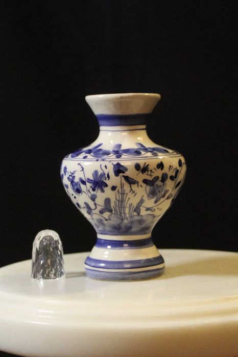 Vaso cerâmica português feito à mão, anos 80, pequeno, azul e branco,
