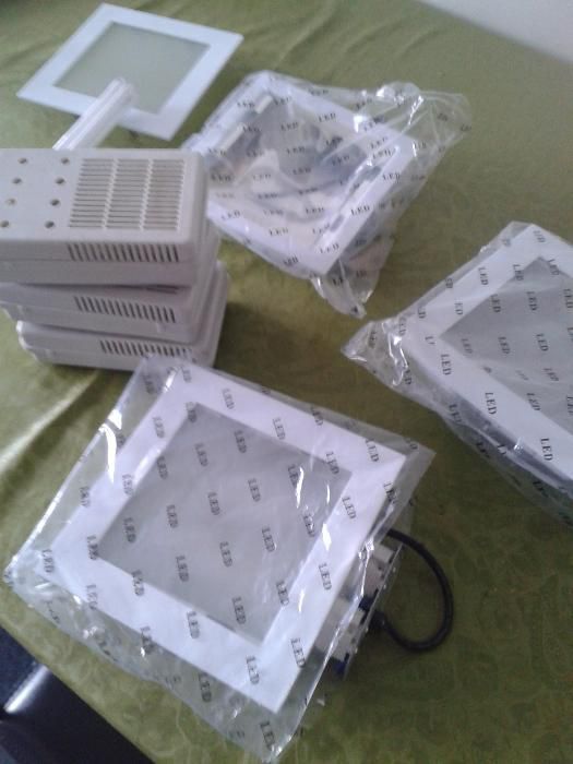 3 Focos embutidos luz fluorescente económica